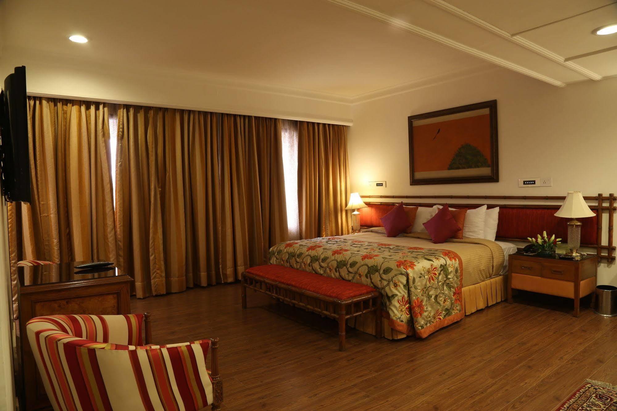 Отель The Ashok, Нью-Дели Экстерьер фото