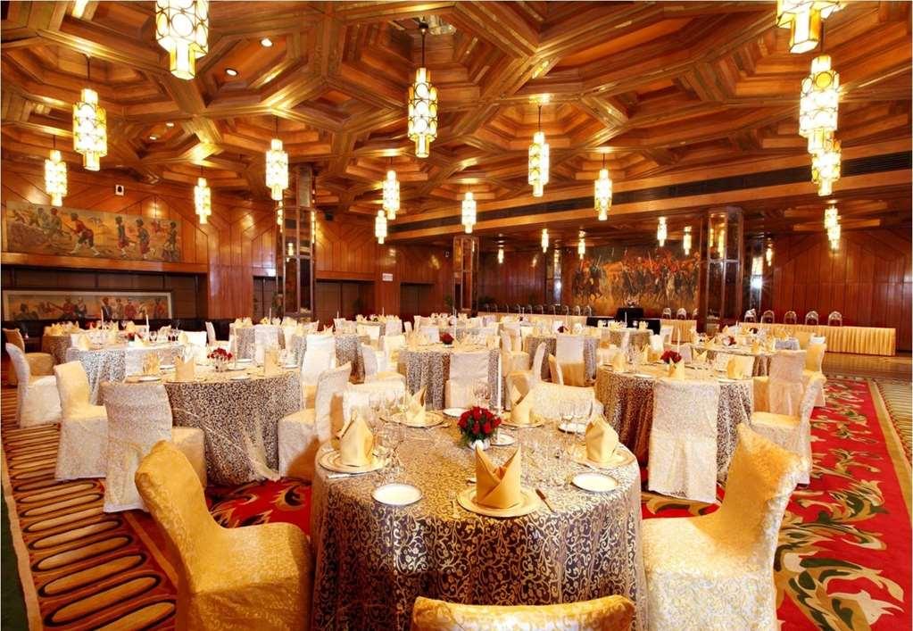 Отель The Ashok, Нью-Дели Ресторан фото